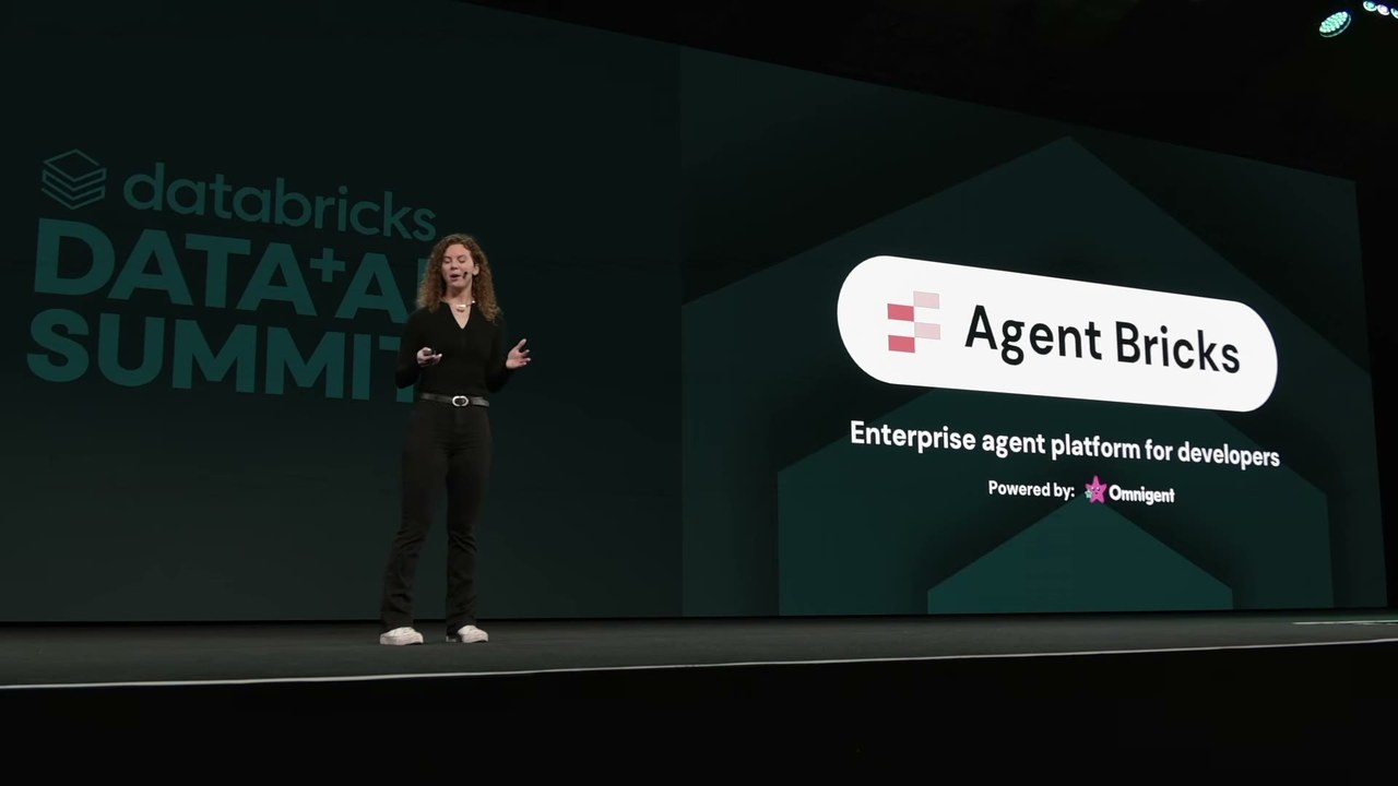 登壇したCasey Uhlenhut氏と「Agent Bricks — Enterprise agent platform for developers」のスライド。Omnigentを動力源とする、開発者向けのエンタープライズ・エージェント基盤として紹介された