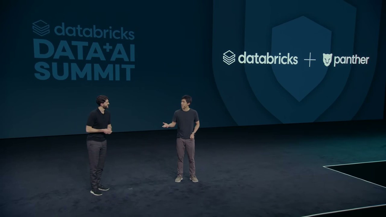ステージ上で対談するDatabricksとPantherの登壇者。背景に「databricks + panther」のパートナーロゴと盾アイコンが表示され、Pantherの買収とLakewatchへの合流を伝える
