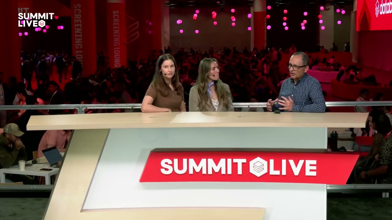 Data + AI Summit 2026の「SUMMIT LIVE」デスク。ホスト2名とUnity CatalogのプロダクトリーダーRaj Gossain氏（右）が、ガバナンスとオントロジーをテーマに対談した